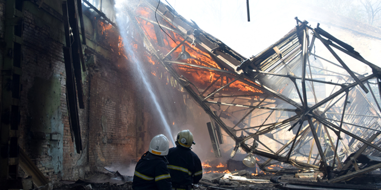 В Николаеве в районе «ЧСЗ» 4 часа тушили неэксплуатируемый цех (ФОТО, ВИДЕО)