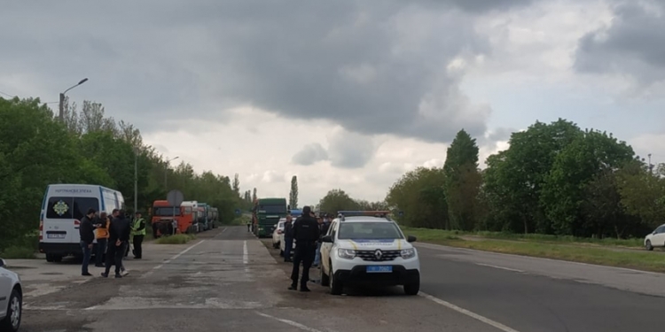 Группа “журналистов”-одесситов приехала контролировать ГВК под Николаевом: вспыхнул конфликт с водителями