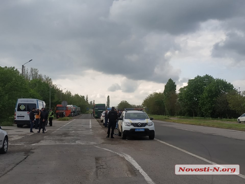 Группа "журналистов"-одесситов приехала контролировать ГВК под Николаевом: вспыхнул конфликт с водителями 1