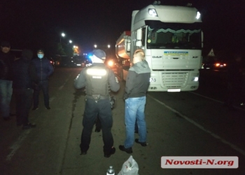 На ГВК под Николаевом оказался неполный комплект документов, водители продолжили  блокаду трассы
