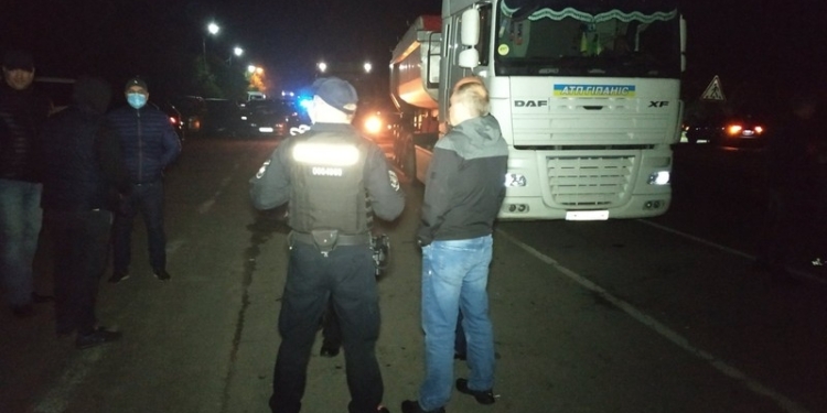 На ГВК под Николаевом оказался неполный комплект документов, водители продолжили блокаду трассы