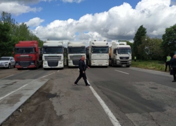 Вновь конфликт на ГВК под Николаевом: большегрузы заблокировали трассу Н-24 (ФОТО)
