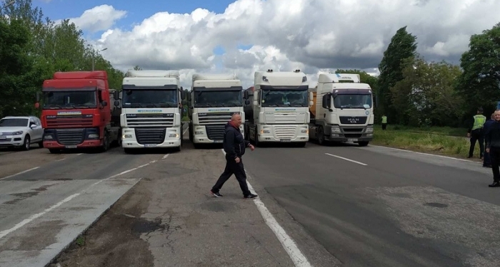 Вновь конфликт на ГВК под Николаевом: большегрузы заблокировали трассу Н-24 (ФОТО)