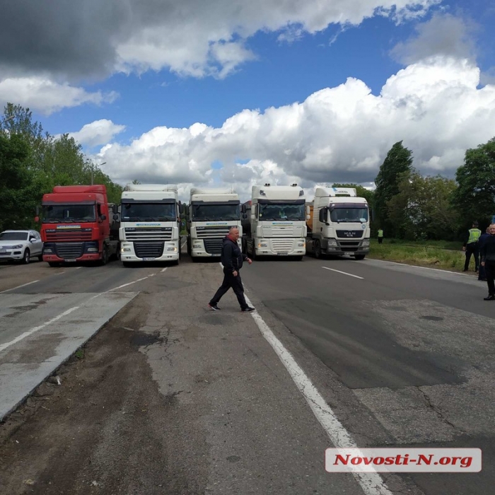 Вновь конфликт на ГВК под Николаевом: большегрузы заблокировали трассу Н-24 (ФОТО) 6