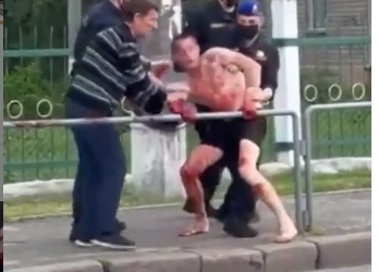 В Николаеве окровавленный мужчина в трусах бросался на медиков и нацгвардейцев (ВИДЕО)