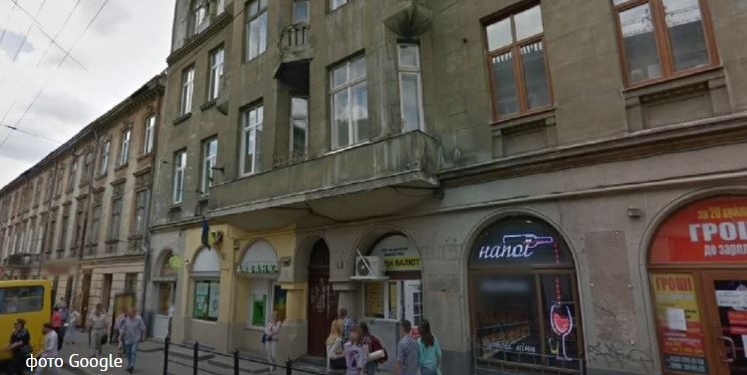 Во Львове женщина, которой на голову упал фрагмент фасада, выиграла у ОСМД суд на полмиллиона