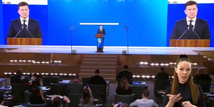 “За время моратория бизнес-политики украли госземли размером в почти 2 Крыма”. Зеленский подписал закон о передаче сельхозземель (ВИДЕО)