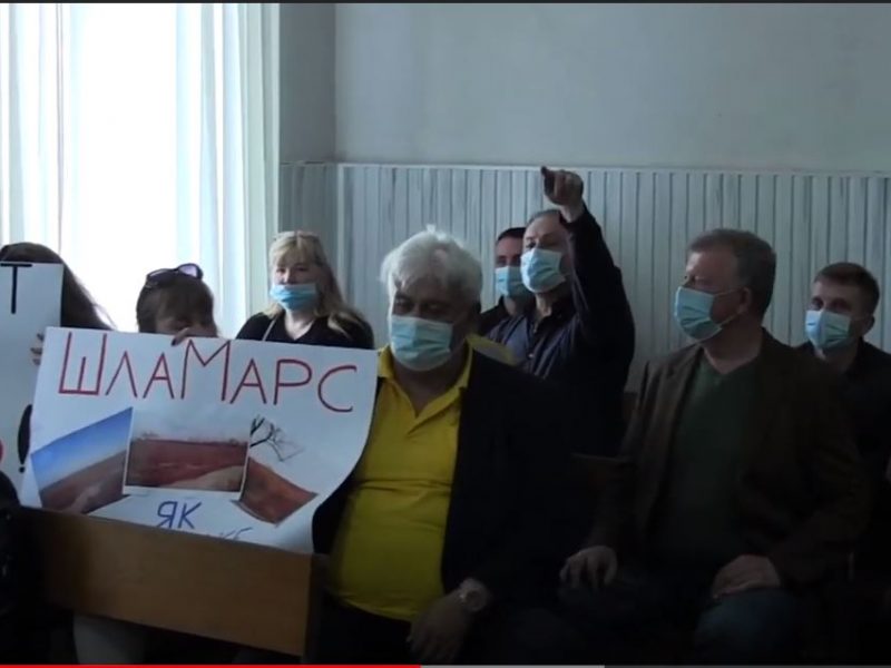 «Стоп Шлам» привели к зданию суда “титушек” для поддержки иска к НГЗ на 9 млрд. (ВИДЕО)