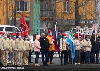 В Сибири детей вывели на шествие, посвященное “эпохе Путина” – с его портретами и цитатами (ФОТО)