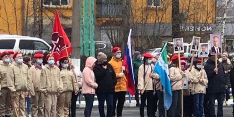 В Сибири детей вывели на шествие, посвященное “эпохе Путина” – с его портретами и цитатами (ФОТО)