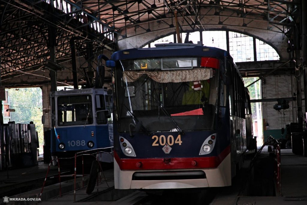 "Николаевэлектротранс" третий год ремонтирует один трамвай: купили двери за 1,4 млн., которые не подходят 1