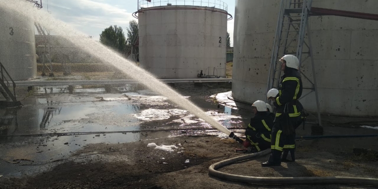 В Николаеве на Индустриальной загорелись емкости с топливом (ФОТО)