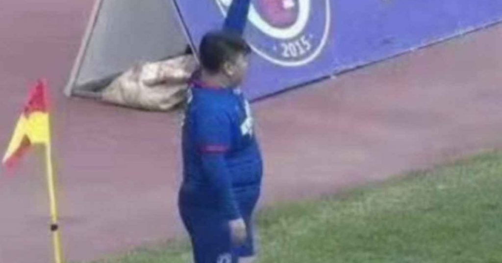 Китайский миллиардер купил футбольный клуб и обязал ставить в состав сына: парень весит 126 кг 1