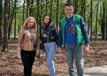 Теперь трио: к скованной цепью паре влюбленных из Харькова присоединилась девушка (ФОТО)