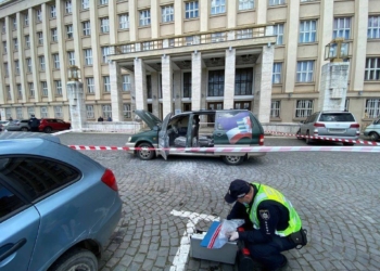 “Евробляхер” сжег свой автомобиль перед зданием Закарпатской ОГА