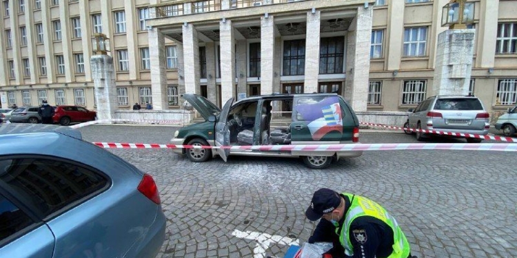 “Евробляхер” сжег свой автомобиль перед зданием Закарпатской ОГА