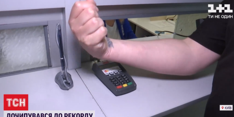 Киевлянин вшил под кожу 8 чипов – открывать магнитные замки и расплачиваться в магазинах (ВИДЕО)