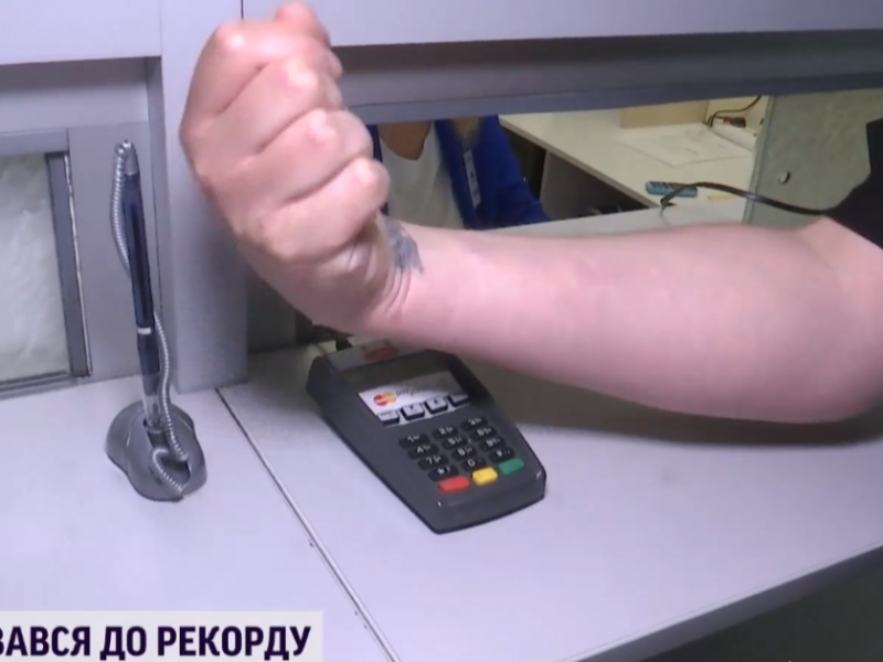 Киевлянин вшил под кожу 8 чипов – открывать магнитные замки и расплачиваться в магазинах (ВИДЕО)