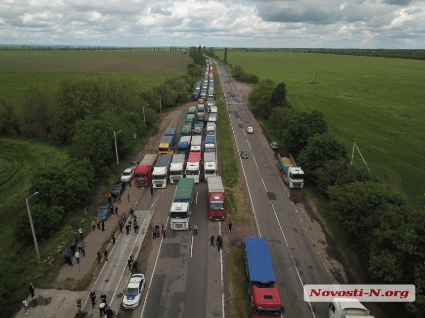 Вновь конфликт на ГВК под Николаевом: большегрузы заблокировали трассу Н-24 (ФОТО) 1