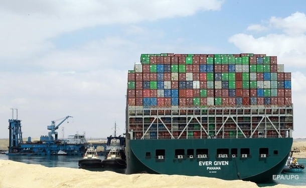 Владельцы застрявшего в Суэцком канале сухогруза требуют компенсацию