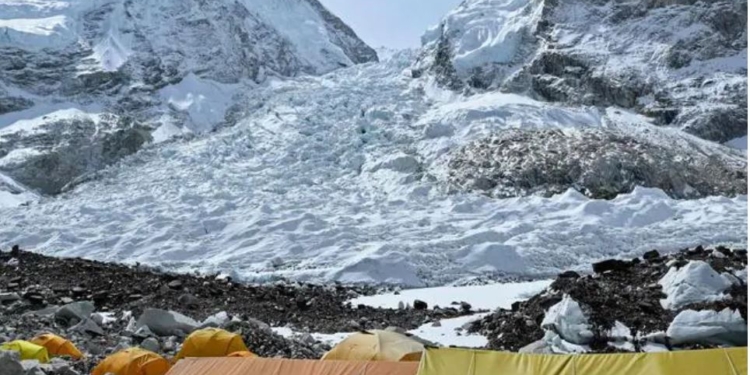 Первые жертвы этого года. Два альпиниста сначала ослепли, а потом погибли на Эвересте