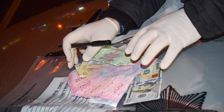 Занижали стоимость арестованного имущества. Дело о взятках в исполнительной службе: еще 2-м сообщили о подозрении