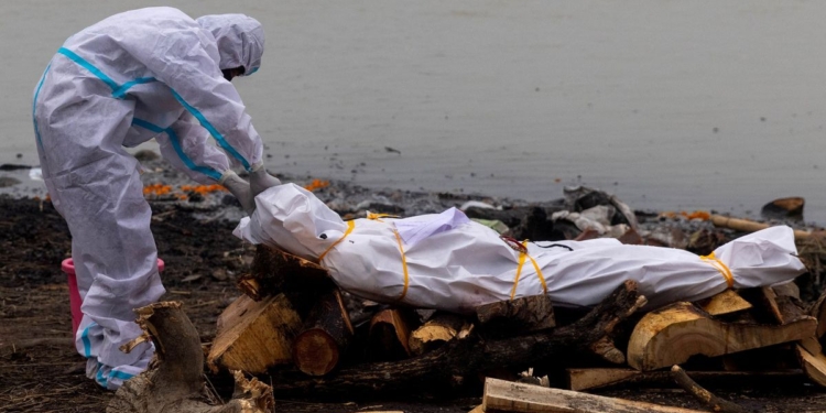 Правительство Индии признало факт массового сброса умерших от ковида в Ганг и пообещало селянам денег на кремацию