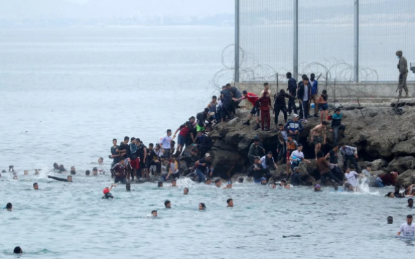 Испания мобилизовала армию: тысячи нелегальных мигрантов штурмуют африканские анклавы страны