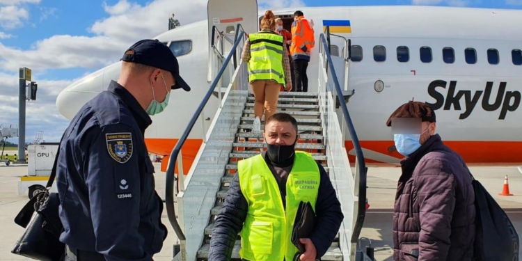 Вора-грузина, который отсидел в Вознесенской колонии 3 года, выдворили из страны (ФОТО)