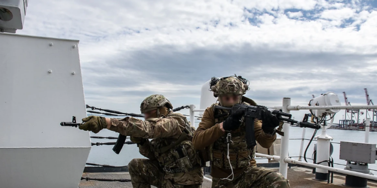 Очаковские спецназовцы провели учения на борту американского фрегата (ФОТО)