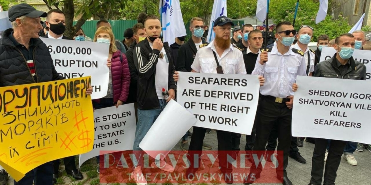 Знают, кто в доме хозяин? Украинские моряки пришли к американскому посольству за помощью в борьбе с коррупцией (ФОТО)