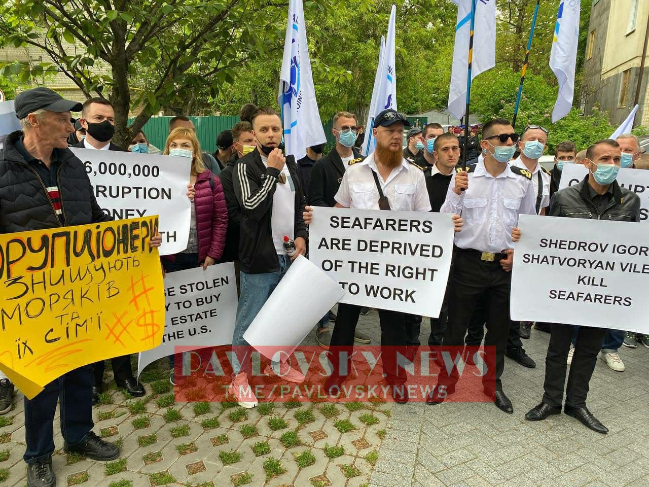 Знают, кто в доме хозяин? Украинские моряки пришли к американскому посольству за помощью в борьбе с коррупцией (ФОТО)