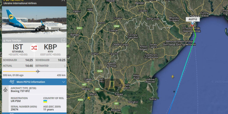 У самолета, летевшего из Стамбула в Киев, отказал двигатель – его посадили в Одессе