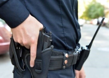 Прибыв по вызову о домашнем насилии, полицейские застрелили мужчину с ножом