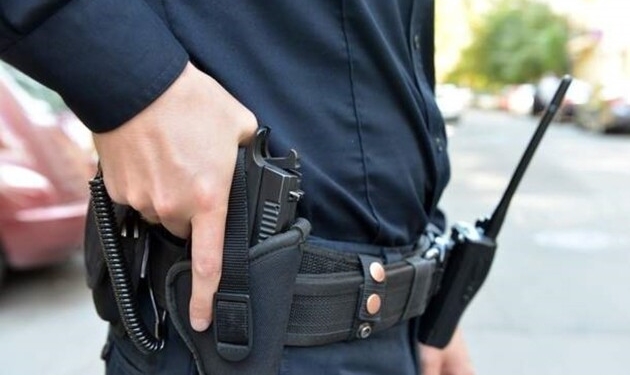 Прибыв по вызову о домашнем насилии, полицейские застрелили мужчину с ножом