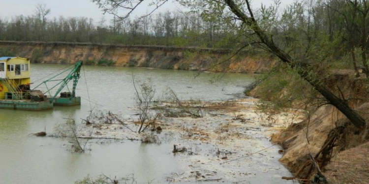 В Вознесенском районе ради незаконной добычи песка уничтожили лес (ФОТО)