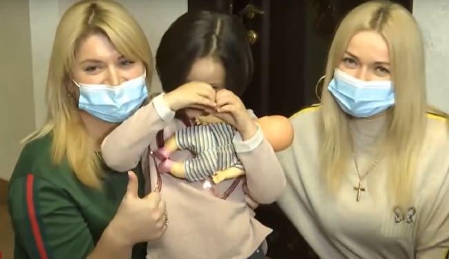 5-летняя украинская Рапунцель продала свои косы, чтобы помочь онкобольному мальчику (ВИДЕО)