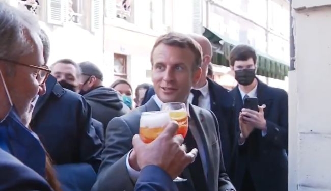 Макрон отметил ослабление карантина и выпил за Украину под тост “Будьмо!” (ВИДЕО)