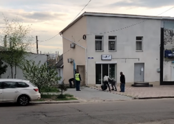 Злополучный гранитный шар из “Сердца города” вновь укатили – на этот раз на хранение  (ВИДЕО)