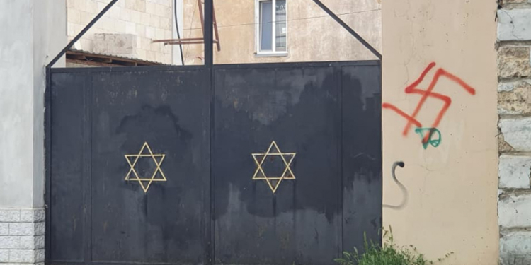 В Николаеве возле ворот синагоги нарисовали свастику (ФОТО)