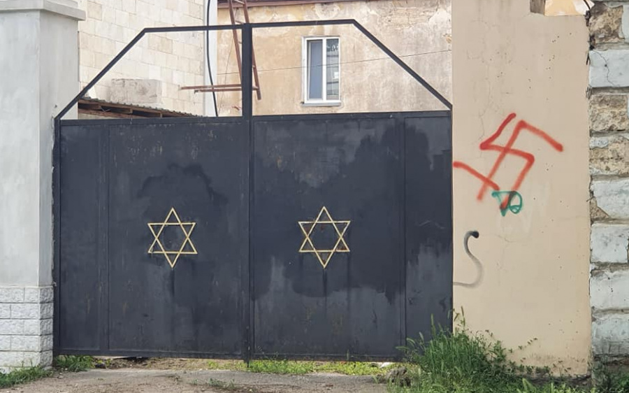 В Николаеве возле ворот синагоги нарисовали свастику (ФОТО) 3