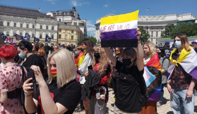 В Киеве прошел марш трансгендеров, длился 20 минут