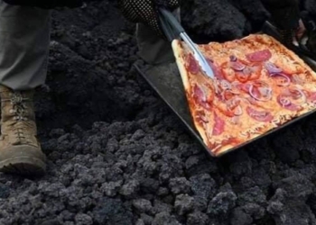 Настоящий туристический магнит: гватемалец печет пиццу на расплавленной лаве действующего вулкана (ВИДЕО)