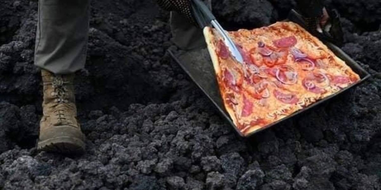 Настоящий туристический магнит: гватемалец печет пиццу на расплавленной лаве действующего вулкана (ВИДЕО)