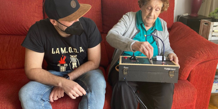 Смесь телефона и принтера. Программист собрал бабушке девайс для общения с внуками в Telegram (ФОТО)