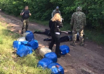 Четверо жителей Николаева и трое работников «Укрзализныци» систематически сливали с поездов дизтопливо – часть воров задержали (ФОТО, ВИДЕО)