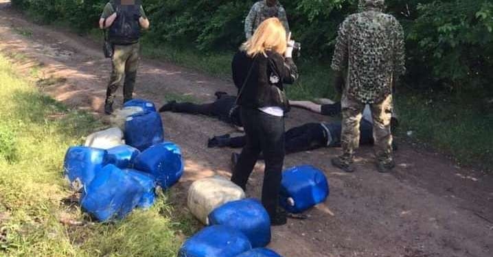 Четверо жителей Николаева и трое работников «Укрзализныци» систематически сливали с поездов дизтопливо – часть воров задержали (ФОТО, ВИДЕО)