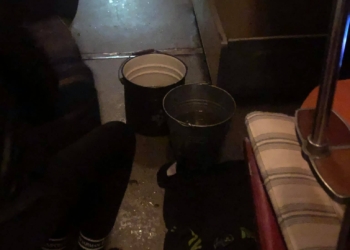 В поезде «Киев-Николаев» пассажиров одного из вагонов основательно поливало дождем. В Укрзализныце обещают, что вагон «детально осмотрят» (ВИДЕО)