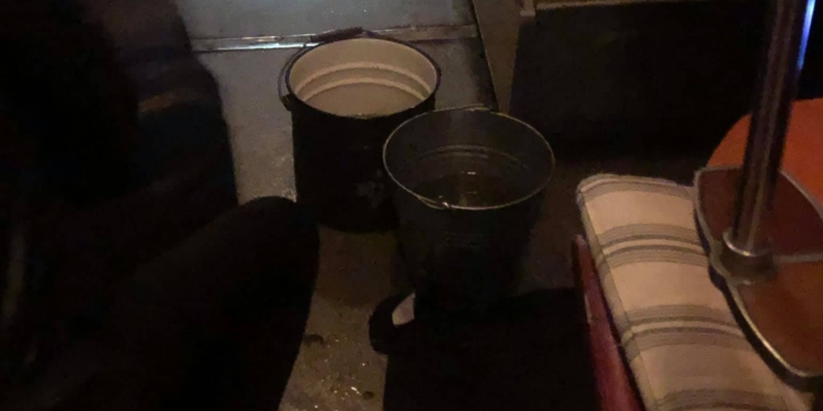 В поезде «Киев-Николаев» пассажиров одного из вагонов основательно поливало дождем. В Укрзализныце обещают, что вагон «детально осмотрят» (ВИДЕО)