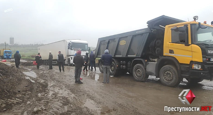 В Баштанке жители заблокировали проезд по трассе Н-11, объездная дорога стала непроходимой после дождей (ВИДЕО)